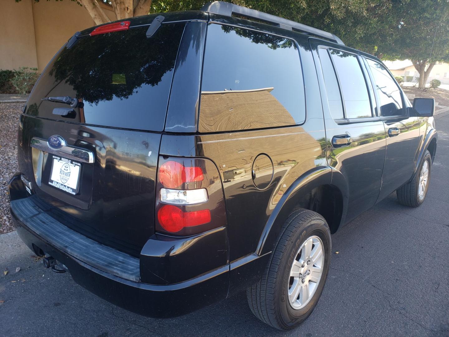 2010 /gray and black Ford Explorer xlt (1FMEU6DE6AU) with an 4.0 engine, 5-Speed Automatic transmission, located at 323 E Dunlap Ave., Phoenix, AZ, 85020, (602) 331-9000, 33.567677, -112.069000 - Photo#3